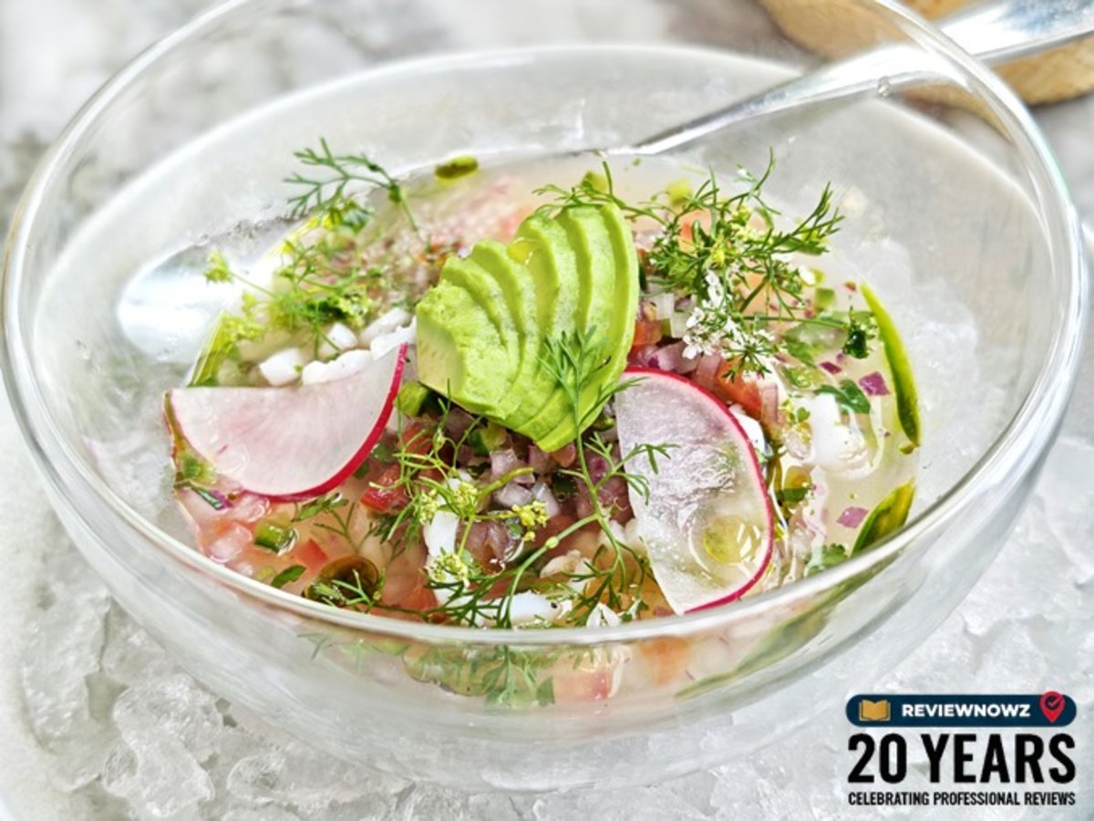 เมนู Ceviche de Calamar ซีวิเช่ปลาหมึกสดเสิร์ฟพร้อมอะโวคาโดและพีโกเดอกาโยในชามแก้วใสวางบนน้ำแข็ง ร้าน OJO Bangkok ชั้น 76 โรงแรม The Standard, Bangkok Mahanakhon ReviewNowz