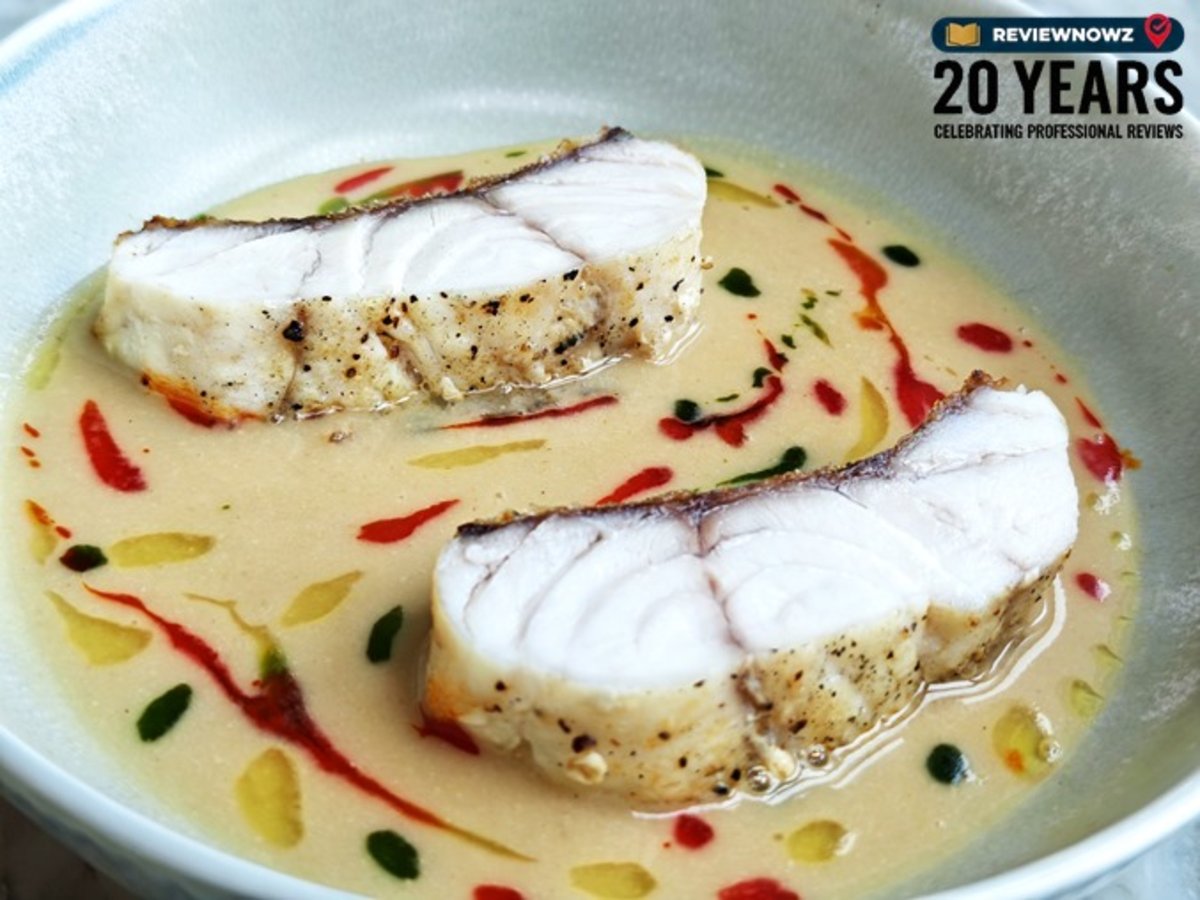 เมนู Pescado Chileatole ชิ้นปลาทะเลราดซอสข้าวโพดผสมเนยรมควันและสมุนไพรตกแต่งด้วยน้ำมันสีสันสดใส ร้าน OJO Bangkok ชั้น 76 โรงแรม The Standard, Bangkok Mahanakhon ReviewNowz