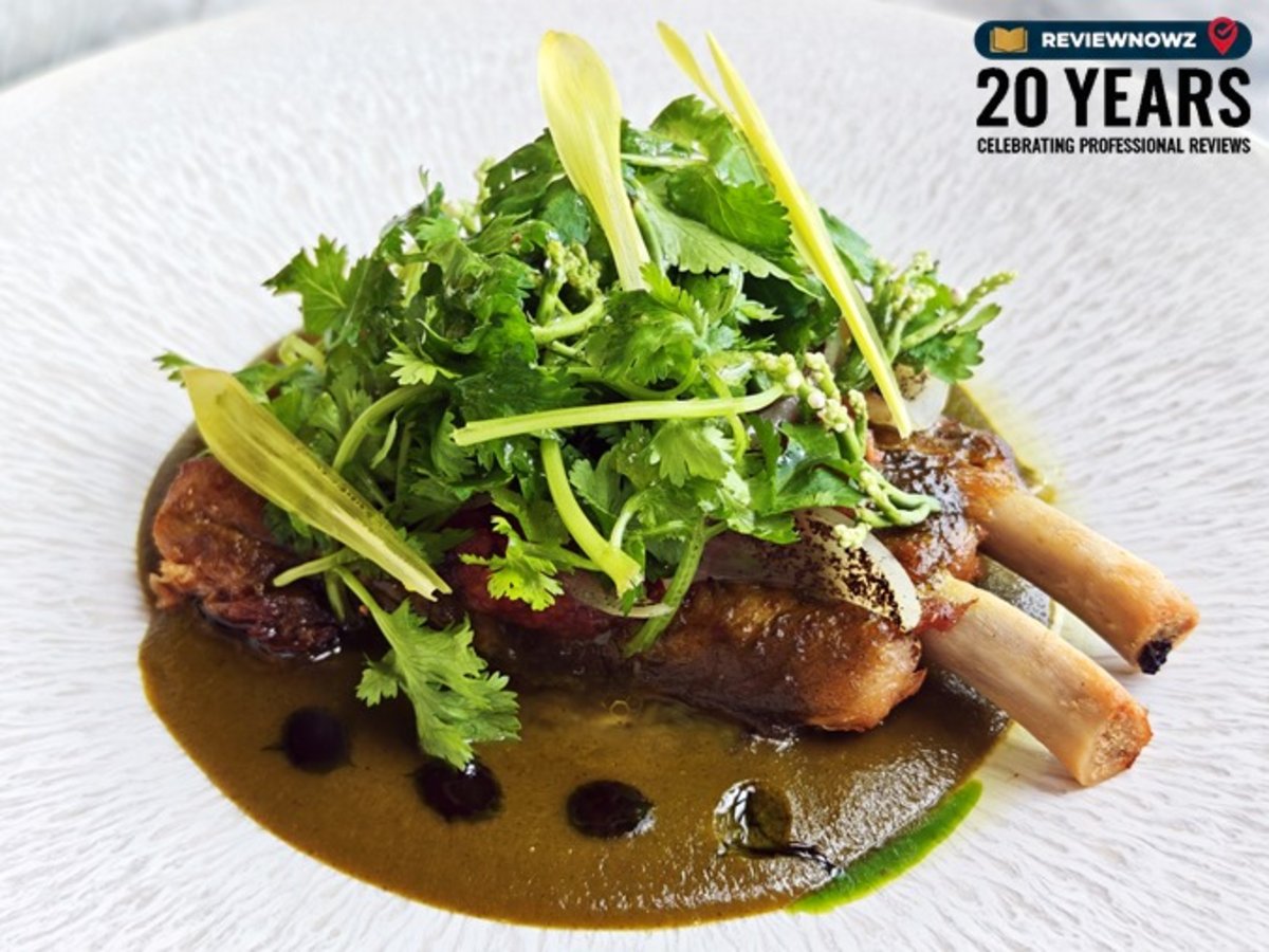เมนู Cerdo en Salsa Verde ซี่โครงหมูตัดแต่งสวยงามเสิร์ฟบนซอสเขียวท็อปด้วยผักชีสดกองพูน ร้าน OJO Bangkok ชั้น 76 โรงแรม The Standard, Bangkok Mahanakhon ReviewNowz
