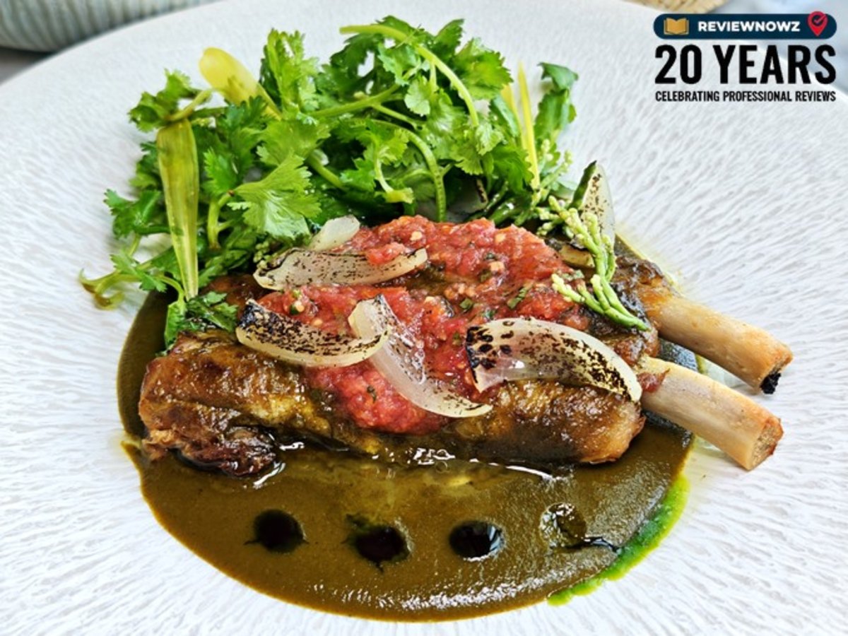 ซี่โครงหมูชิ้นใหญ่เนื้อแน่นท็อปด้วยซัลซ่ามะเขือเทศและหอมใหญ่ย่างบนซอสซัลซ่าเวรเด เมนู Cerdo en Salsa Verde ร้าน OJO Bangkok ชั้น 76 โรงแรม The Standard, Bangkok Mahanakhon ReviewNowz