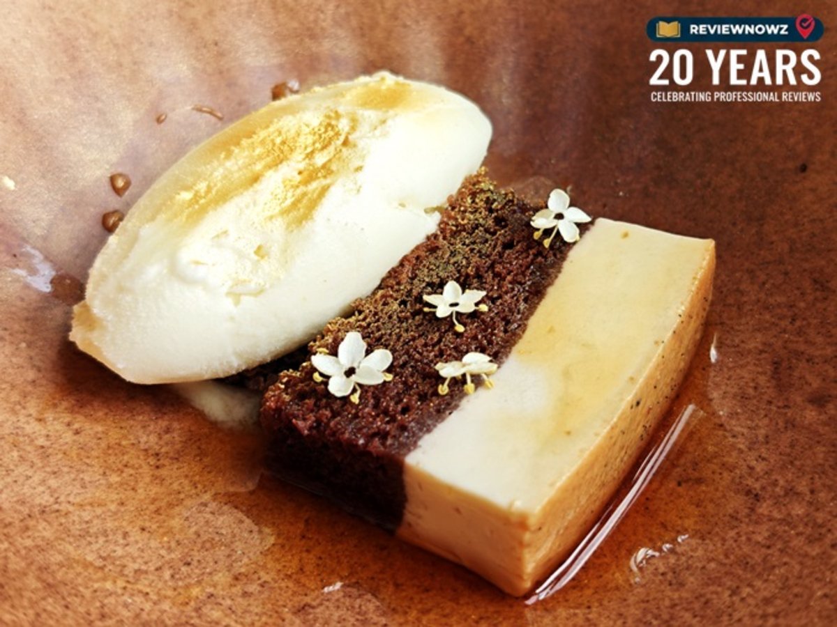 เมนูของหวาน Choco Flan จัดจานด้วยช็อกโกแลตเค้ก ฟลานอินฟิวส์เทกีล่า Cascahuín และไอศกรีมนม เสิร์ฟในชามดินเผา ร้าน OJO Bangkok ชั้น 76 โรงแรม The Standard, Bangkok Mahanakhon ReviewNowz