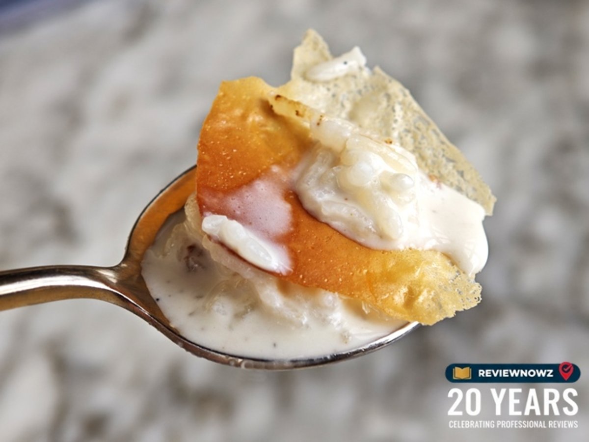 ช้อนตักเมนูของหวาน Arroz Con Leche รวมองค์ประกอบ Vanilla creamy rice แผ่นโซยมิลค์เฟลคส์ และไอศกรีมซินนามอนในคำเดียว ร้าน OJO Bangkok ชั้น 76 โรงแรม The Standard, Bangkok Mahanakhon ReviewNowz