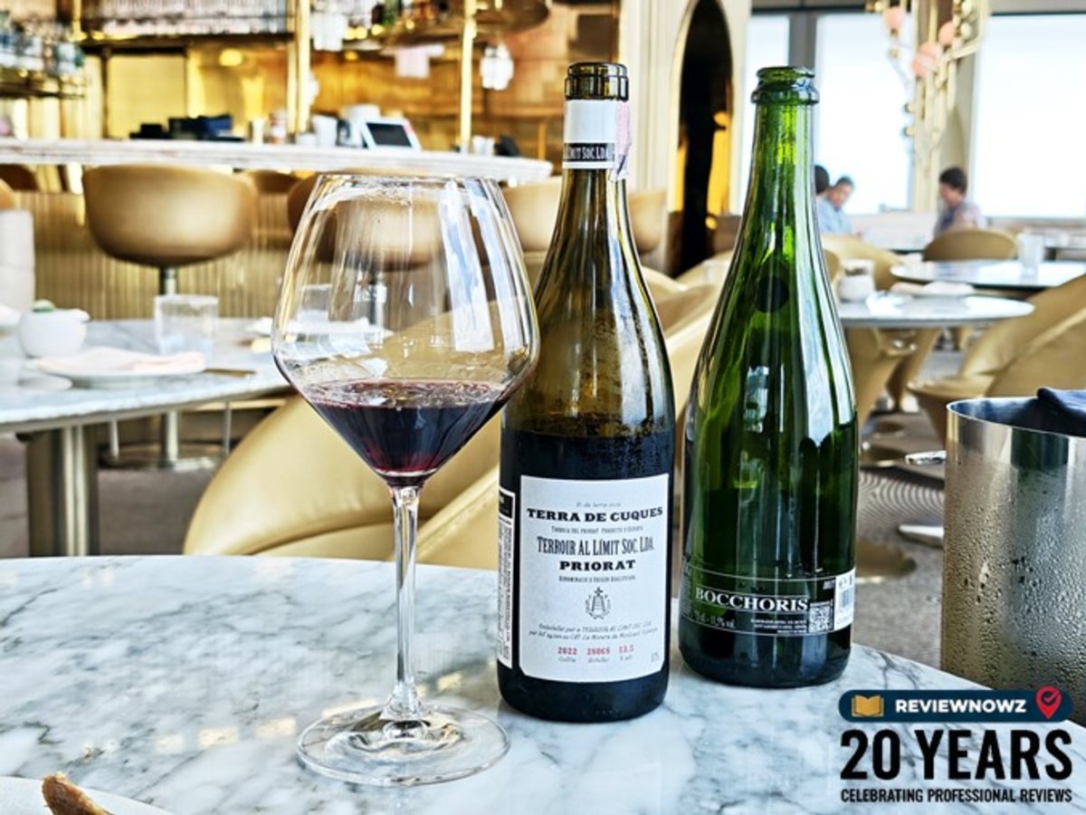 ขวดไวน์แดง 2022 Terroir Al Límit Terra de Cuques Negre วางคู่กับแก้วไวน์บนโต๊ะหินอ่อน ร้าน OJO Bangkok ชั้น 76 โรงแรม The Standard, Bangkok Mahanakhon ReviewNowz