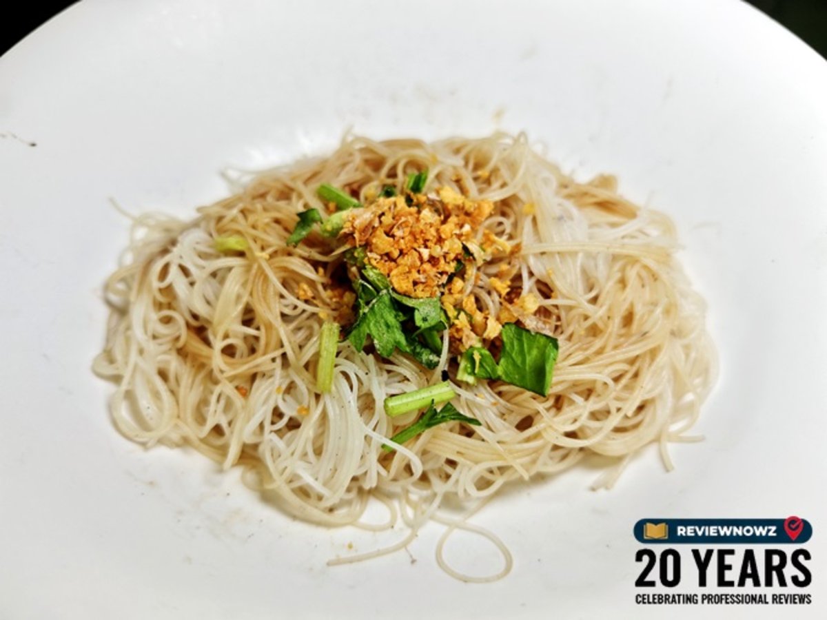 เส้นหมี่ลวกโรยกระเทียมเจียวและผักโรยในชามขาว ร้านเนื้อตุ๋นน้ำแดง 5 ดาว ReviewNowz