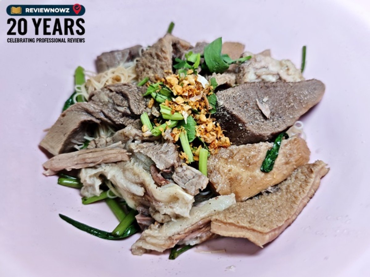 ก๋วยเตี๋ยวเส้นหมี่แห้งเนื้อรวมพิเศษ ร้านเนื้อตุ๋นน้ำแดง 5 ดาว เครื่องแน่นจัดเต็มด้วยลิ้นวัว ผ้าขี้ริ้ว ขอบกระด้ง และเนื้อตุ๋นโรยกระเทียมเจียว ReviewNowz