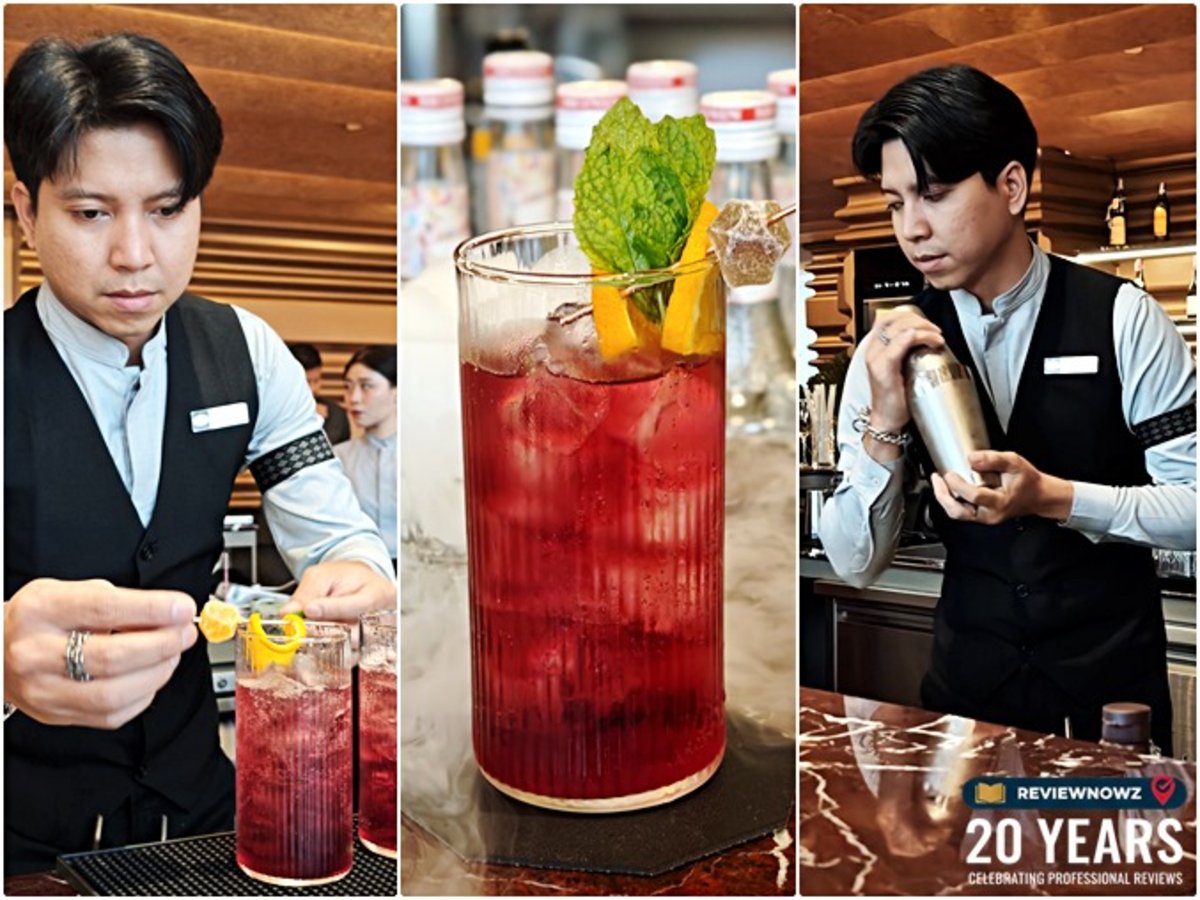 ภาพบาร์เทนเดอร์กำลังชงและตกแต่งเครื่องดื่ม Welcome Drink ม็อกเทลสีแดงทับทิม Ruby รสชาติเปรี้ยวหวานสดชื่น ตกแต่งด้วยส้มและใบสะระแหน่ ณ ห้องอาหาร Club Ruby โรงแรม AIDEN SURAWONG BANGKOK ReviewNowz