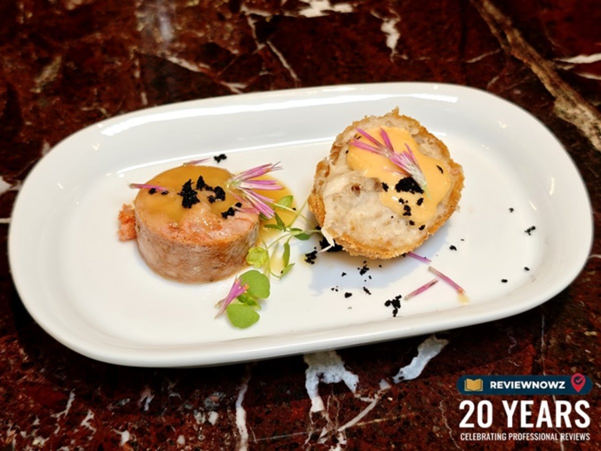 อาหารทานเล่นคานาเป้ Canape สองแบบจานเรียกน้ำย่อย ตกแต่งด้วยดอกไม้ edible flower และซอสเข้มข้น เสิร์ฟบนจานสีขาว ณ ห้องอาหาร Club Ruby โรงแรม AIDEN SURAWONG BANGKOK ReviewNowz