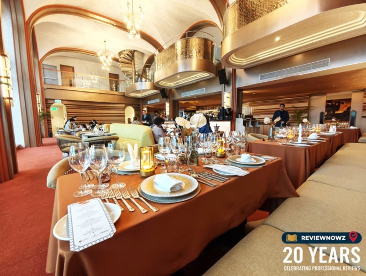 บรรยากาศภายในห้องอาหาร Club Ruby โรงแรม AIDEN SURAWONG BANGKOK ตกแต่งสไตล์หรูหราเพดานสูง พร้อมการจัดโต๊ะอาหารยาวอย่างประณีตสำหรับมื้อพิเศษ ReviewNowz