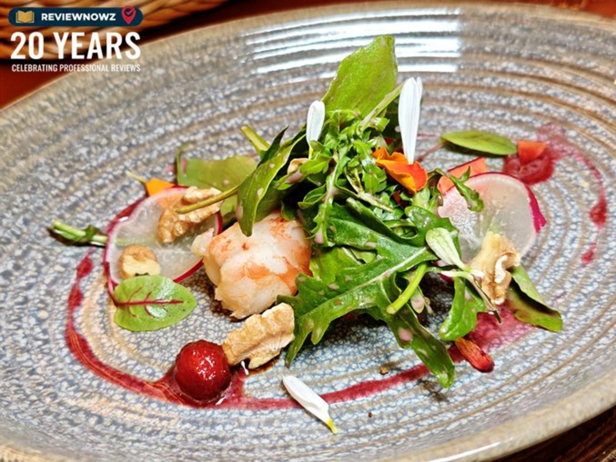 เมนูสลัด RUBY GARDEN กุ้งลายเสือสด ราดน้ำสลัดวิเนเกรตต์ทับทิมสีแดง พร้อมผักร็อกเก็ต แตงโมคอมเพรส และวอลนัท ณ ห้องอาหาร Club Ruby โรงแรม AIDEN SURAWONG BANGKOK ReviewNowz