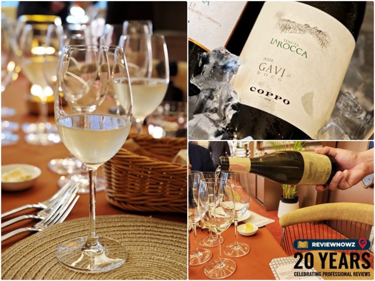 ไวน์ขาว COPPO GAVI LA ROCCA 2024 แช่ในถังน้ำแข็ง และภาพการรินไวน์ลงในแก้วไวน์ขาวบนโต๊ะอาหาร ณ ห้องอาหาร Club Ruby โรงแรม AIDEN SURAWONG BANGKOK ReviewNowz