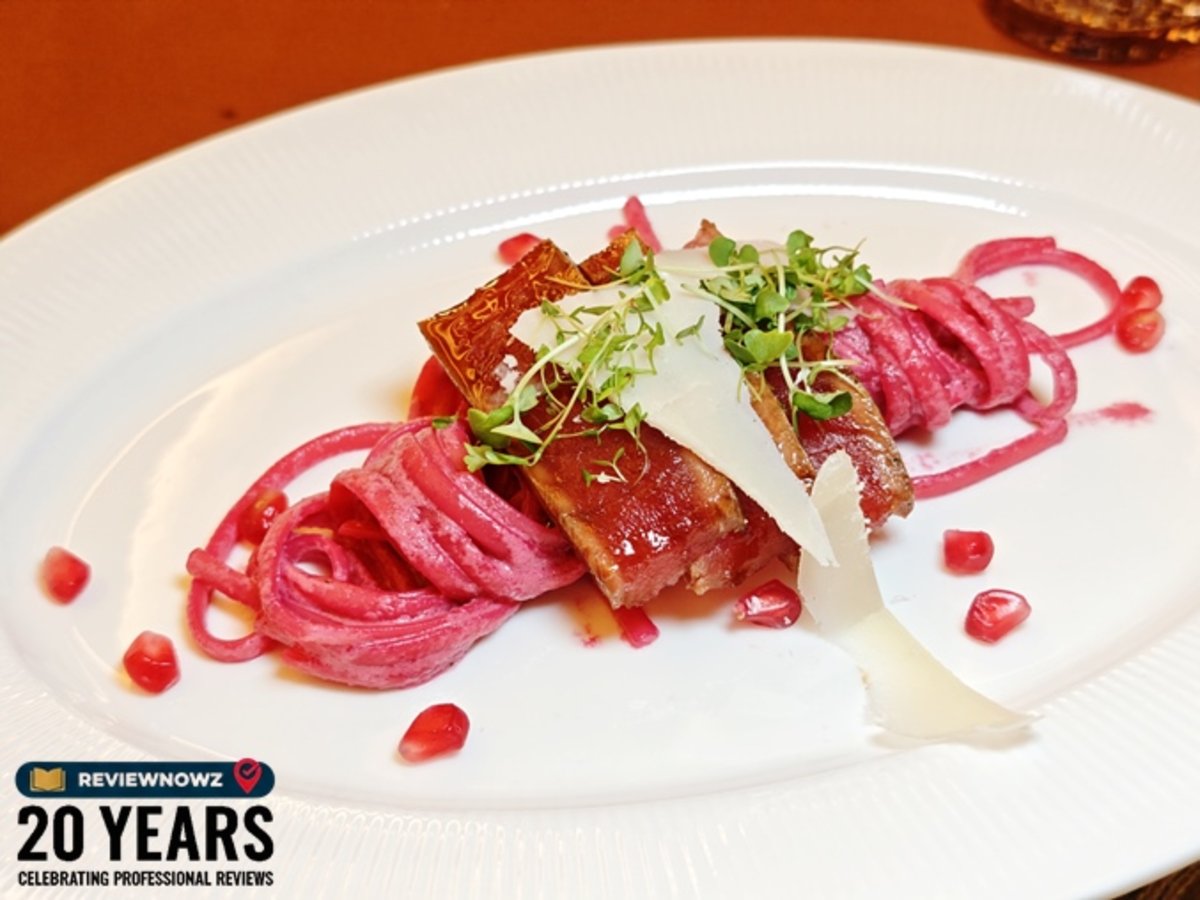 เมนูพาสต้า BEETROOT LINGUINE WITH TERIYAKI TUNA เส้นลิงกัวนีบีทรูทสีแดงสดเคลือบซอส ท็อปด้วยปลาทูน่าย่างเทริยากิ วอลนัทคั่ว และบีทรูทชิปส์ ณ ห้องอาหาร Club Ruby โรงแรม AIDEN SURAWONG BANGKOK ReviewNowz