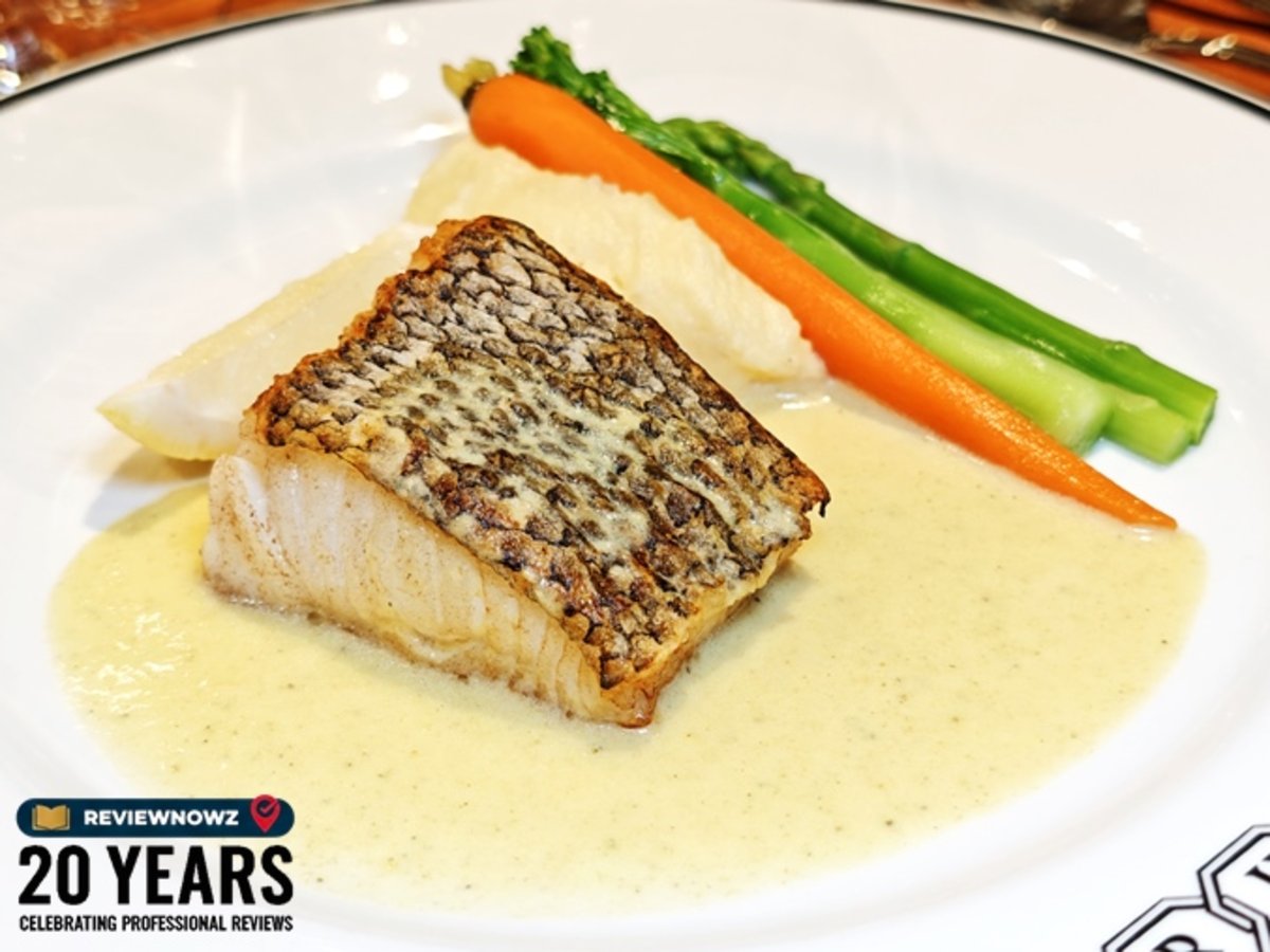 สเต๊กปลาหิมะเซียร์ pan-seared Snow Fish ในซอสแชมเปญหญ้าฝรั่น saffron Champagne sauce พร้อมหน่อไม้ฝรั่ง เบบี้แครอท และมันบด ในเมนู SNOW FISH SAPPHIRE ณ ห้องอาหาร Club Ruby โรงแรม AIDEN SURAWONG BANGKOK ReviewNowz