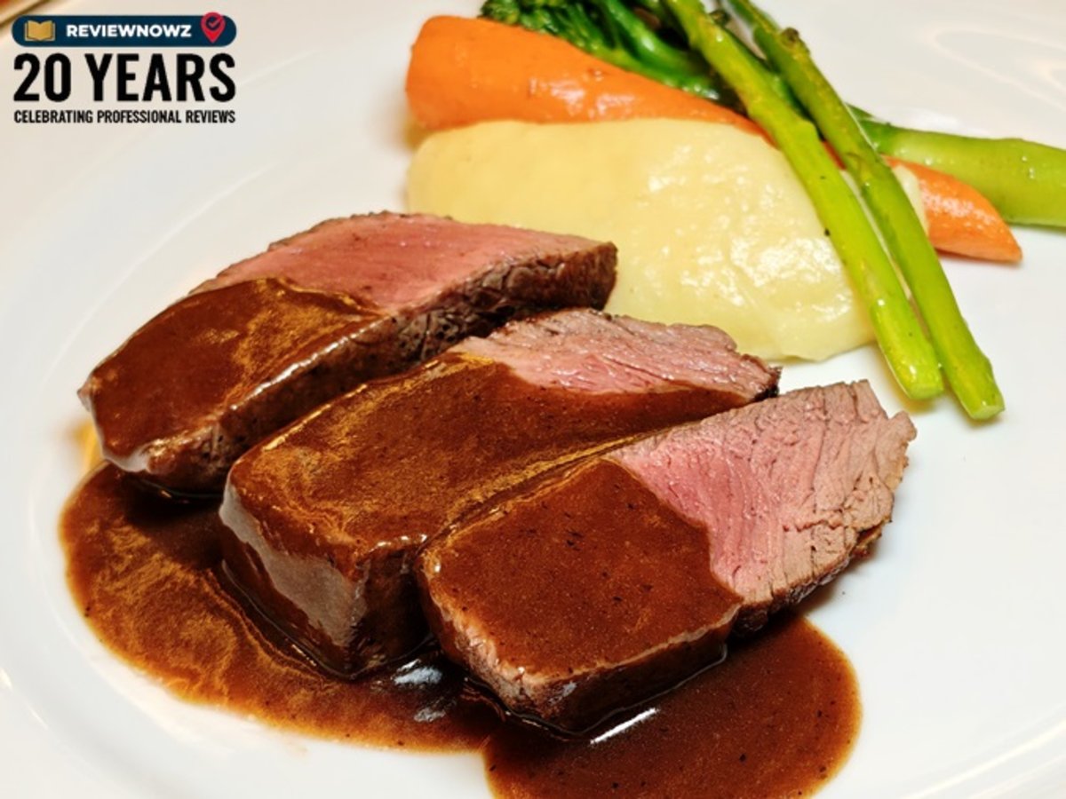 สเต๊กเนื้อสันในออสเตรเลีย AUSTRALIAN BEEF TENDERLOIN RUBY RESERVE ย่างความสุกระดับปานกลางราดซอสพอร์ตไวน์ เสิร์ฟคู่มันบดอบและผักเคียง ณ ห้องอาหาร Club Ruby โรงแรม AIDEN SURAWONG BANGKOK ReviewNowz