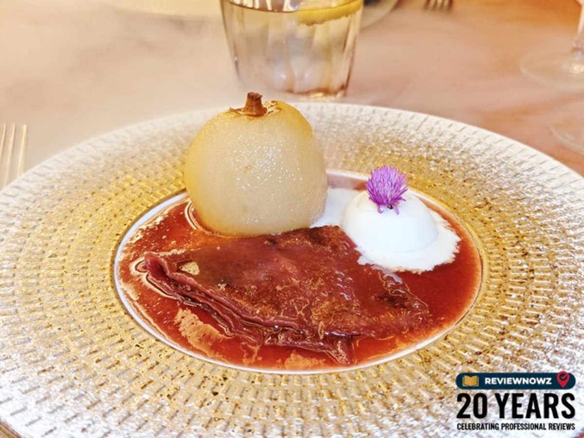 ของหวาน POACHED PEAR ลูกแพร์ตุ๋นไวน์ขาว เสิร์ฟคู่กับเครปซูเซตต์ ไอศกรีมวานิลลา และซอสทับทิม ณ ห้องอาหาร Club Ruby โรงแรม AIDEN SURAWONG BANGKOK ReviewNowz