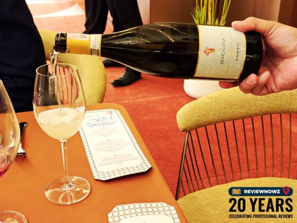 พนักงานกำลังรินไวน์หวาน COPPO MONCALVINA MOSCATO 2024 ลงในแก้วไวน์ บนโต๊ะอาหาร ณ ห้องอาหาร Club Ruby โรงแรม AIDEN SURAWONG BANGKOK ReviewNowz