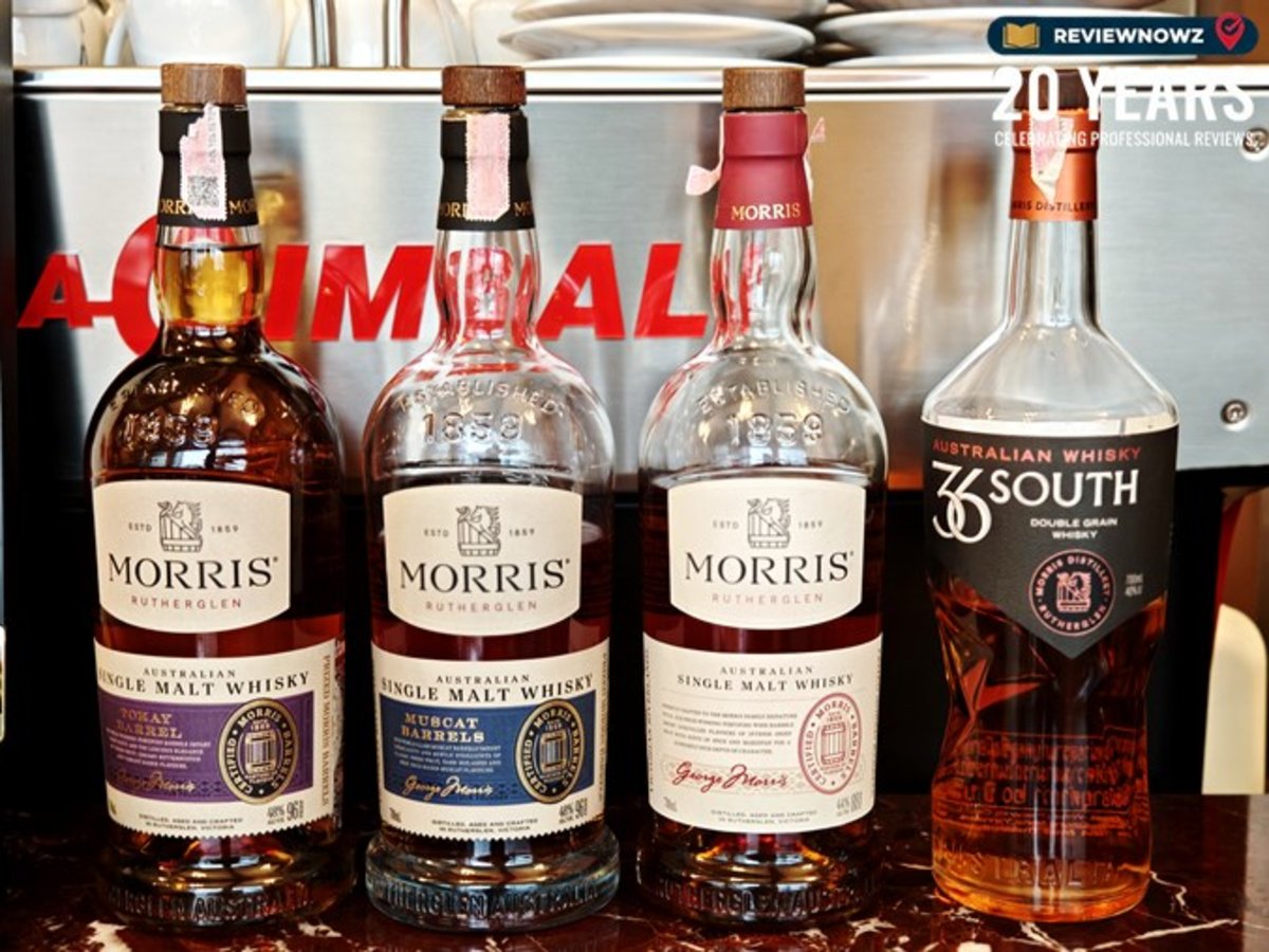 ขวดสปิริตวิสกี้พรีเมียม Morris Australian Single Malt Whisky และ 36 South Double Grain Whisky นำเข้าโดย Boozia Distribution วางเรียงบนเคาน์เตอร์สำหรับเครื่องดื่ม Digestif ตบท้ายมื้ออาหาร ณ ห้องอาหาร Club Ruby โรงแรม AIDEN SURAWONG BANGKOK ReviewNowz