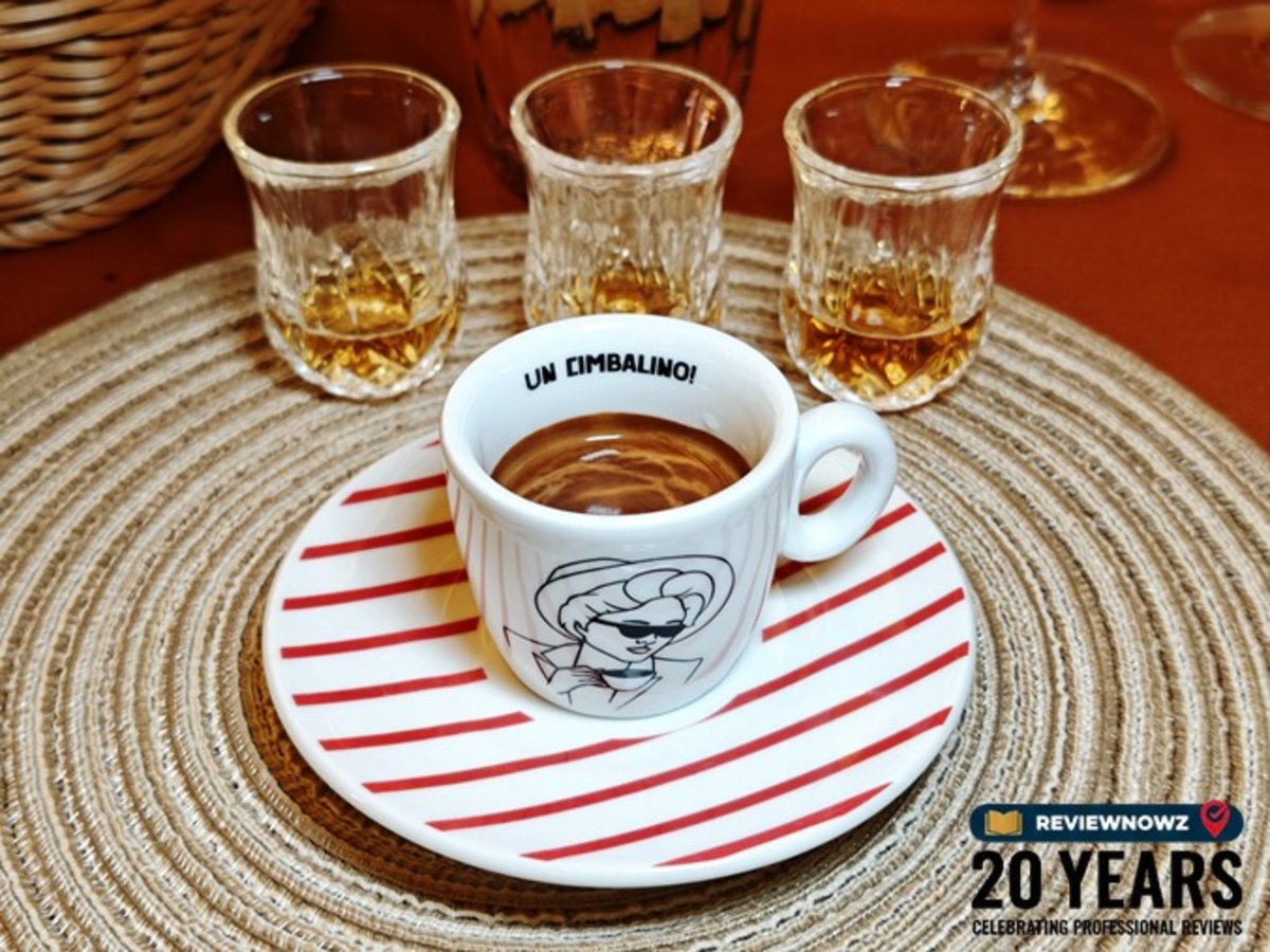 ถ้วยกาแฟเอสเปรสโซเสิร์ฟคู่กับแก้วสปิริตวิสกี้ Digestif จาก Boozia บนรองจานสาน ณ ห้องอาหาร Club Ruby โรงแรม AIDEN SURAWONG BANGKOK ReviewNowz