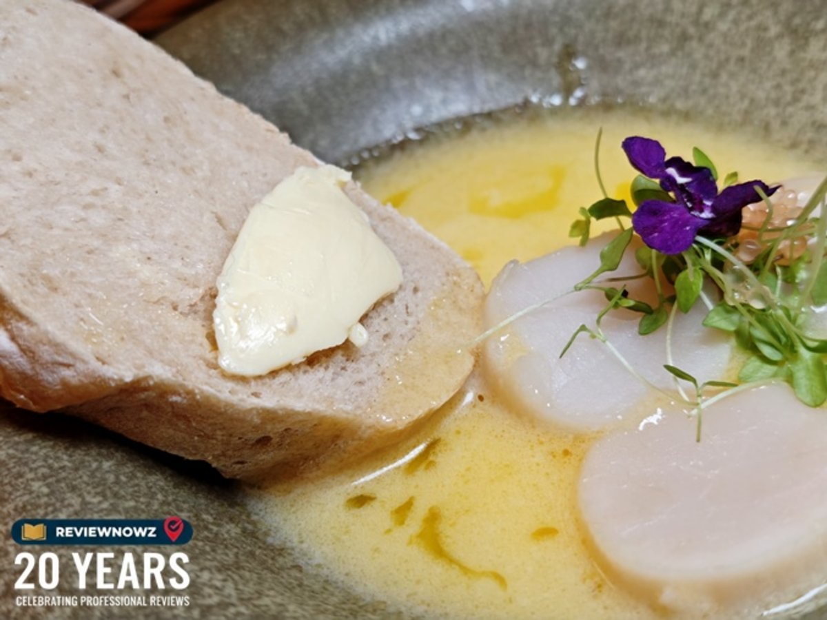 ขนมปังปาดเนยจิ้มซอส Champagne beurre blanc เสิร์ฟคู่กับหอยเชลล์ฮอกไกโด ในเมนู CRYSTAL SCALLOP ณ ห้องอาหาร Club Ruby โรงแรม AIDEN SURAWONG BANGKOK ReviewNowz