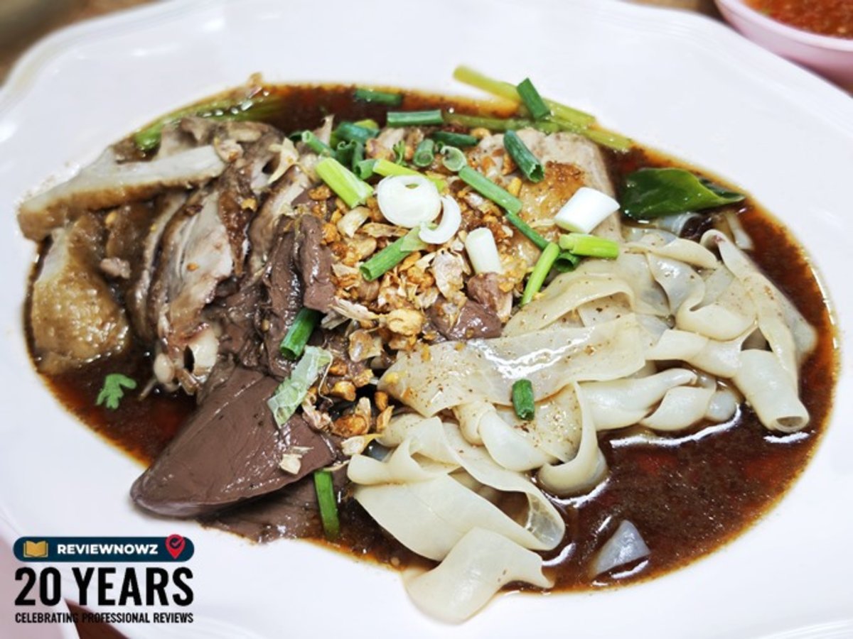ภาพเมนูเนื้อเป็ดพะโล้ ไส้แก้วเป็ด และเลือดเป็ด ราดน้ำพะโล้เข้มข้นโรยกระเทียมเจียวและต้นหอม ของร้านก๋วยเตี๋ยวเป็ดเต้นระบำ ย่านคลองเตย ถนนพระราม 4 ReviewNowz