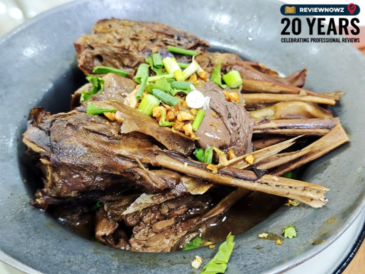 ภาพเมนูลิ้นเป็ดหม้อดินชิ้นใหญ่เปื่อยนุ่มเสิร์ฟในหม้อดินโรยหน้าด้วยกระเทียมเจียวและต้นหอม ของร้านก๋วยเตี๋ยวเป็ดเต้นระบำ ย่านคลองเตย ถนนพระราม 4 ReviewNowz