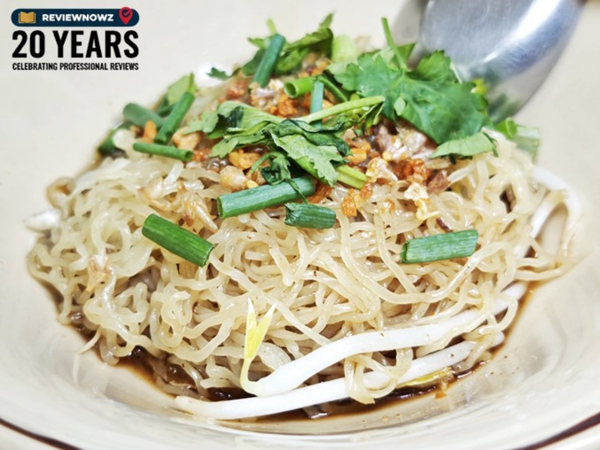 ภาพบะหมี่ลวกเส้นนุ่มราดน้ำพะโล้ขลุกขลิกโรยกระเทียมเจียวและผักชี ในชามกระเบื้อง ของร้านก๋วยเตี๋ยวเป็ดเต้นระบำ ย่านคลองเตย ถนนพระราม 4 ReviewNowz