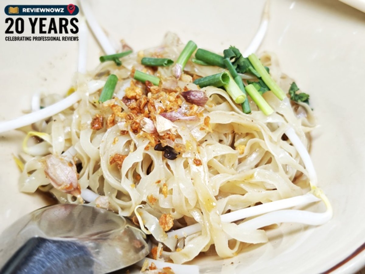 ภาพบะหมี่เส้นใหญ่ลวกเส้นนุ่มหนึบราดน้ำพะโล้ขลุกขลิกโรยกระเทียมเจียวและถั่วงอก ในชามกระเบื้อง ของร้านก๋วยเตี๋ยวเป็ดเต้นระบำ ย่านคลองเตย ถนนพระราม 4 ReviewNowz