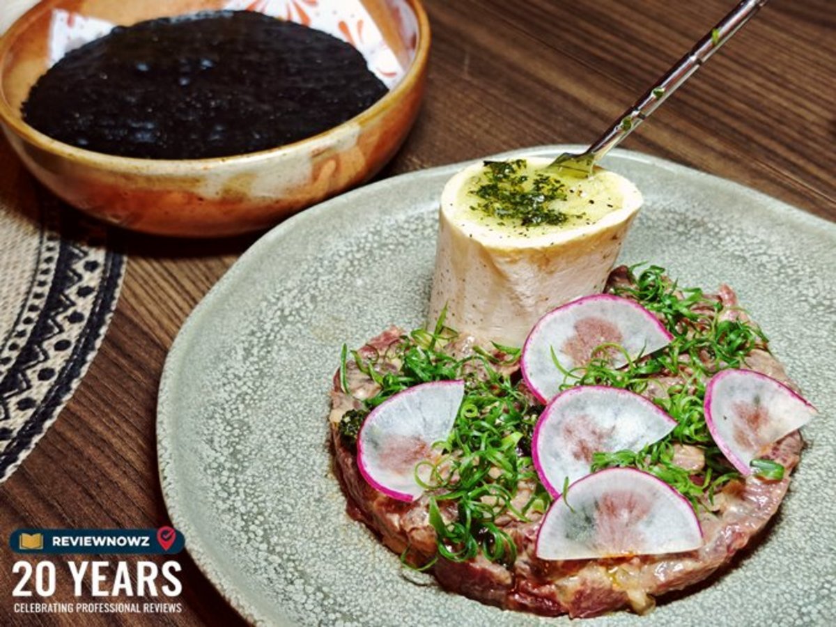 Angus Beef Tenderloin Tartare ทาร์ทาร์เนื้อแองกัสเสิร์ฟคู่กับ Roast marrow bone และ Black corn tortillas ร้าน Madura Rooftop Bangkok ReviewNowz