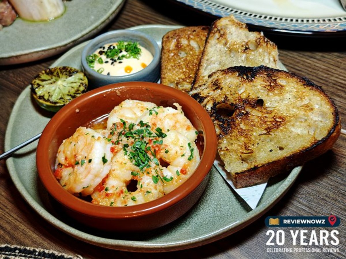 Gambas al Ajillo กุ้งผัดกระเทียมเสิร์ฟคู่กับขนมปังกรอบและเลมอนสด ร้าน Madura Rooftop Bangkok ReviewNowz