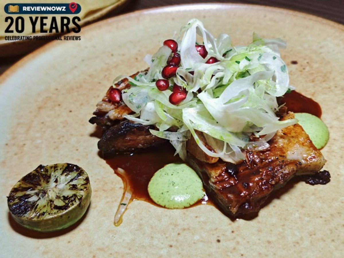 Pork Barbacoa เนื้อหมูอบย่างราดซอสบาร์บาโคอา ท็อปด้วย Shaved Fennel เมล็ดทับทิม และ Peruvian Green Sauce เสิร์ฟคู่กับแผ่นแป้งตอร์ติญ่าและเลมอนย่าง ร้าน Madura Rooftop Bangkok ReviewNowz