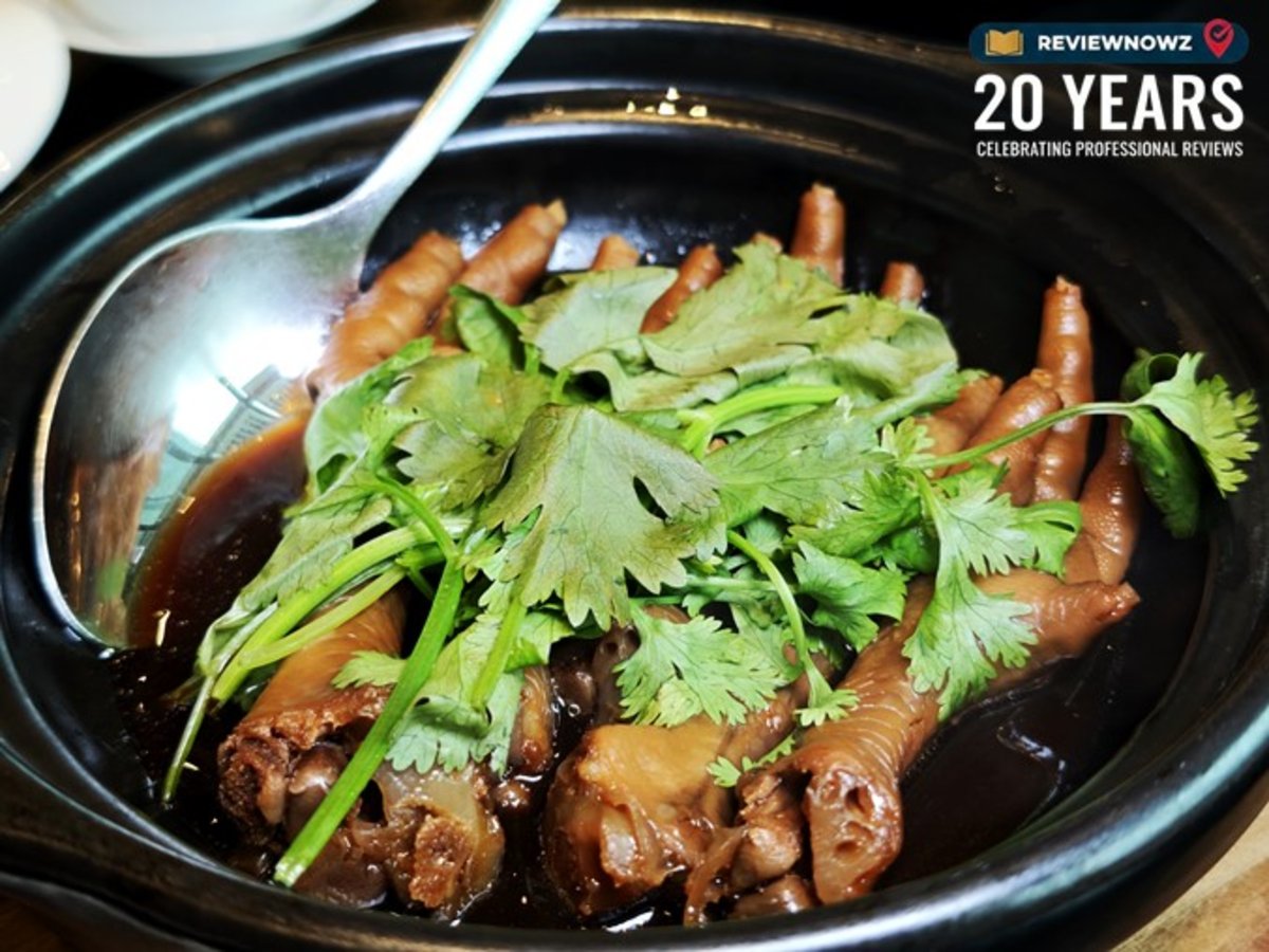ขาไก่ตุ๋นซอสเป๋าฮื้อพรีเมียมเนื้อนุ่มละมุนในหม้อดินโรยหน้าด้วยผักชีสดจากห้องอาหาร Yun House โรงแรม Four Seasons Hotel Kuala Lumpur ReviewNowz