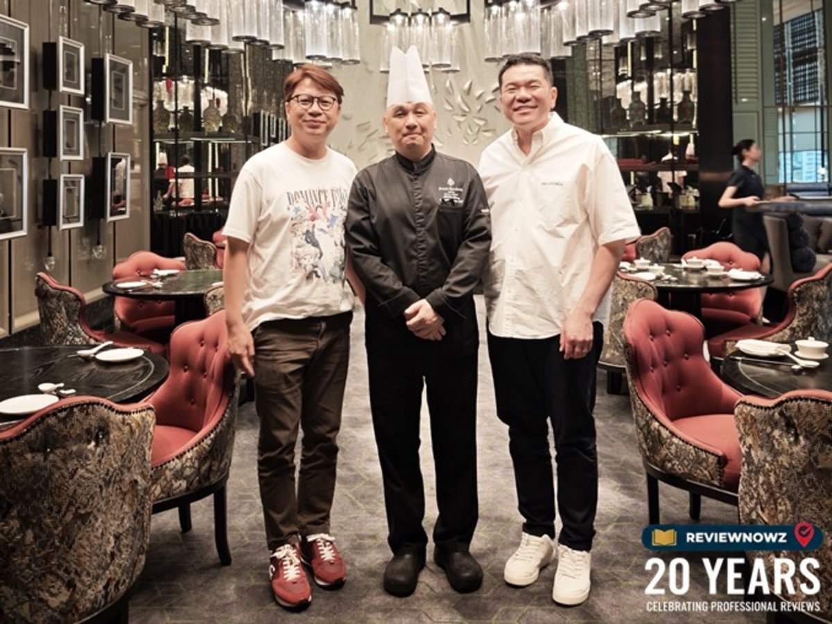 Executive Chef Jimmy Wong ถ่ายภาพร่วมกับผู้ร่วมมื้ออาหารคนดัง Chef Darrin Chin เชฟระดับ 1 มิชลินสตาร์จากร้าน DC Restaurant ภายในห้องอาหาร Yun House โรงแรม Four Seasons Hotel Kuala Lumpur ReviewNowz