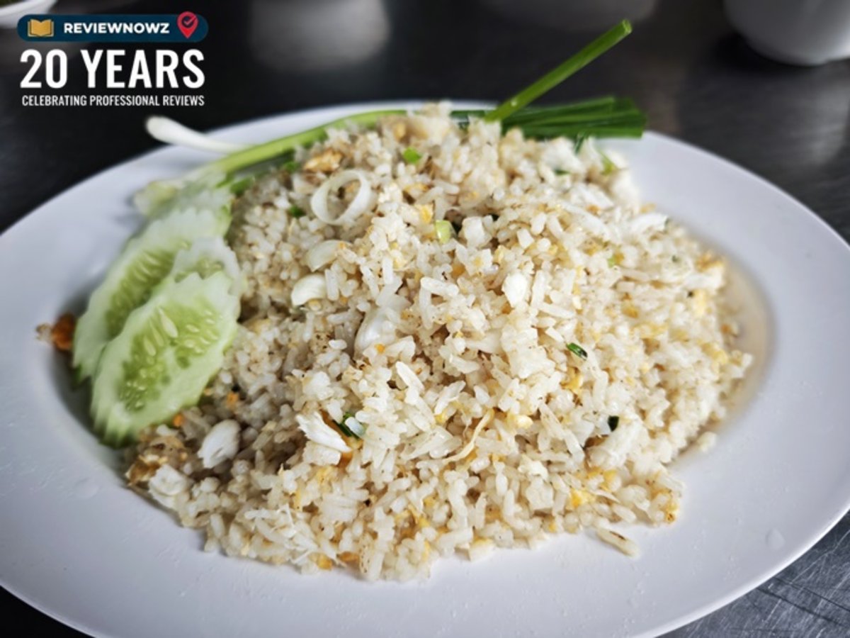 ข้าวผัดปูเสิร์ฟพร้อมต้นหอมและแตงกวา ร้านเรืองฤทธิ์ ซีฟู้ด บางขุนเทียน-ชายทะเล ReviewNowz