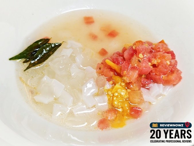 เมนู Tomatoes สลัดมะเขือเทศหั่นเต๋าสไตล์ซัลซาเสิร์ฟพร้อมปลาหมึกสดเนื้อหนึบจานเย็นสุดสดชื่น ร้านอาหาร ROSA ย่านเยาวราช ReviewNowz