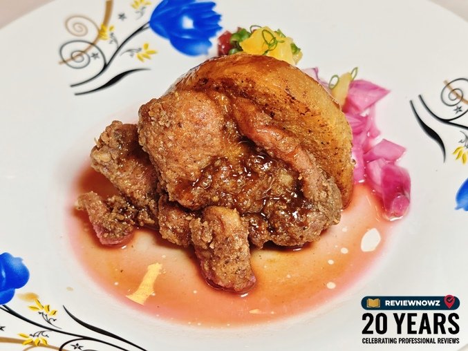ไก่ทอดชิ้นใหญ่หนาสไตล์มินิสเต็กเนื้อนุ่มฉ่ำหนังบางกรอบราดซอสสูตรพิเศษ เมนู Chicken ร้านอาหาร ROSA ย่านเยาวราช ReviewNowz