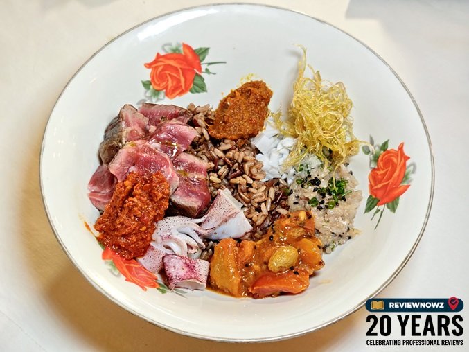 เมนู Beef & Fish ข้าวหอมดอกฮังท็อปด้วยเนื้อวัวย่าง ปลาหมึกสด และน้ำพริกแกงเผ็ดจัดจานในชามลายดอกกุหลาบ ร้านอาหาร ROSA ย่านเยาวราช ReviewNowz