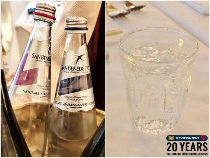 ขวดน้ำแร่ธรรมชาติแบบมีฟอง Sparkling Water แบรนด์ San Benedetto นำเข้าจากอิตาลีเสิร์ฟในแก้วใสเย็นฉ่ำ ร้านอาหาร ROSA ย่านเยาวราช ReviewNowz
