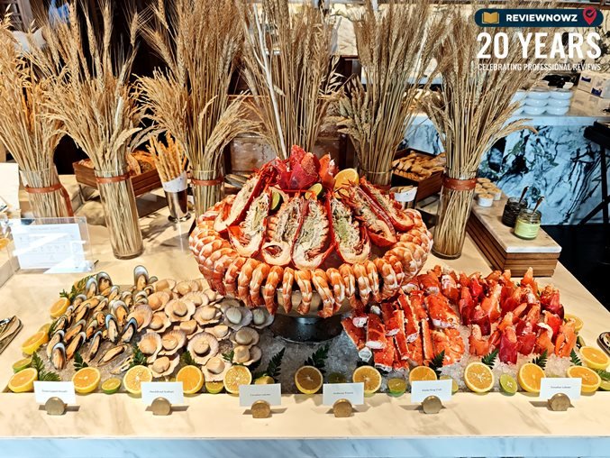 ไลน์บุฟเฟ่ต์ Cold Seafood Station, แคเนเดียนล็อกสเตอร์ กุ้ง ก้ามปูยักษ์ หอยเชลล์ และหอยแมลงภู่บนลานน้ำแข็ง, Mother's Day Brunch, ห้องอาหาร Lily's The Ritz-Carlton Bangkok One Bangkok, ReviewNowz