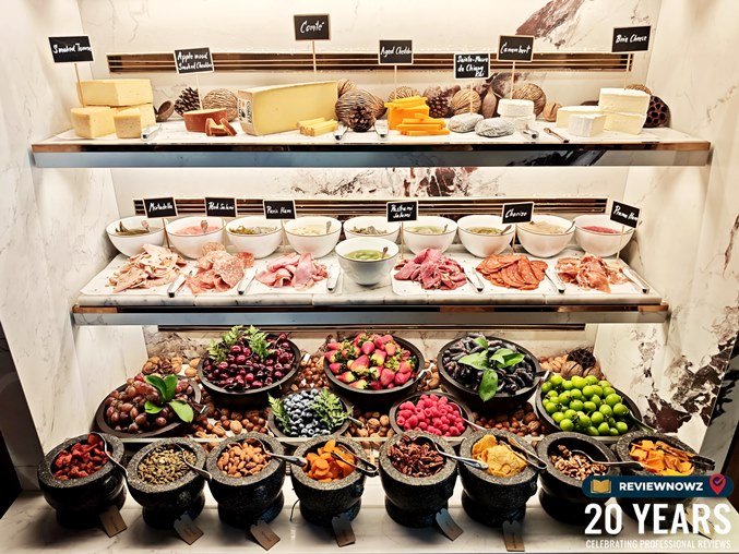 มุม Charcuterie & Cheese Board พรีเมียมชีส โคลด์คัท พาร์มาแฮม ผลไม้สด และเครื่องเคียง, Mother's Day Brunch, ห้องอาหาร Lily's The Ritz-Carlton Bangkok One Bangkok, ReviewNowz