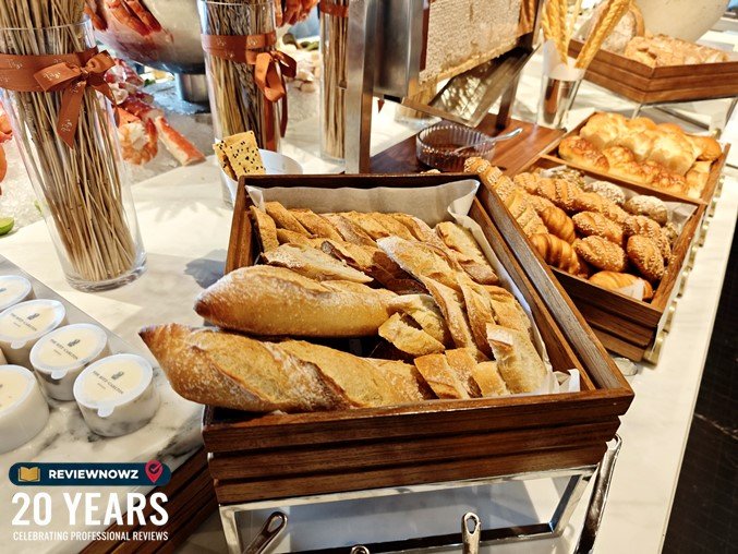 มุมขนมปัง Bread & Bakery Station บาแก็ต ขนมปังอบสดใหม่ เนยพรีเมียม และรังผึ้งสด, Mother's Day Brunch, ห้องอาหาร Lily's The Ritz-Carlton Bangkok One Bangkok, ReviewNowz