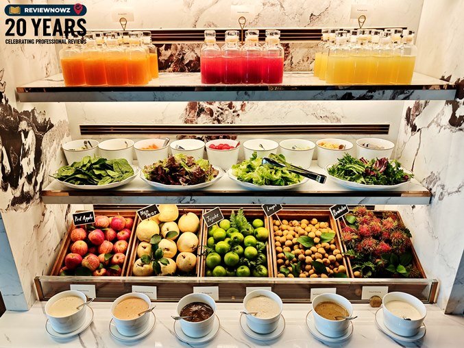 มุม Salad Fresh Fruit & Juice Station สลัดผักสดพร้อมน้ำสลัด ผลไม้สดนานาชนิด และน้ำผลไม้สดบรรจุขวด, Mother's Day Brunch, ห้องอาหาร Lily's The Ritz-Carlton Bangkok One Bangkok, ReviewNowz