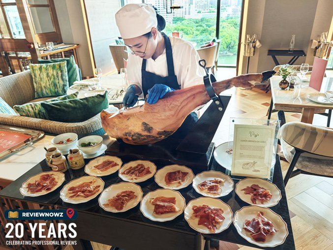 เชฟกำลังสไลด์แฮมขาหมูดำ Jamón Ibérico de Bellota สดๆ บนโต๊ะเสิร์ฟ พร้อมจานแฮมสไลด์, Mother's Day Brunch, ห้องอาหาร Lily's The Ritz-Carlton Bangkok One Bangkok, ReviewNowz