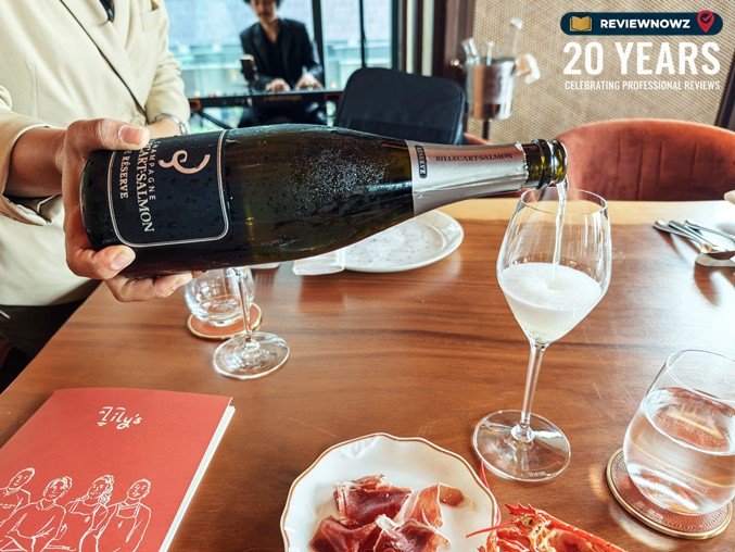 พนักงานบริการกำลังริน Champagne Billecart-Salmon Brut Réserve ที่แช่เย็นจัดลงในแก้วแชมเปญ บนโต๊ะอาหารมื้อ Mother's Day Brunch ห้องอาหาร Lily's Bangkok - ReviewNowz