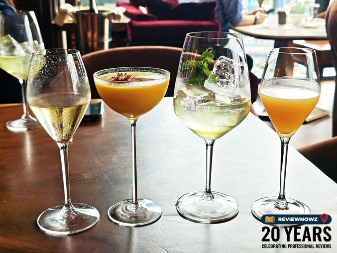 ค็อกเทล 3 เมนูพิเศษ Mimosa, Mango Sgroppino และ Hugo Spritz ในแก้วทรงสวย ตกแต่งเรียบหรู บนโต๊ะอาหารมื้อ Mother's Day Brunch ห้องอาหาร Lily's Bangkok - ReviewNowz