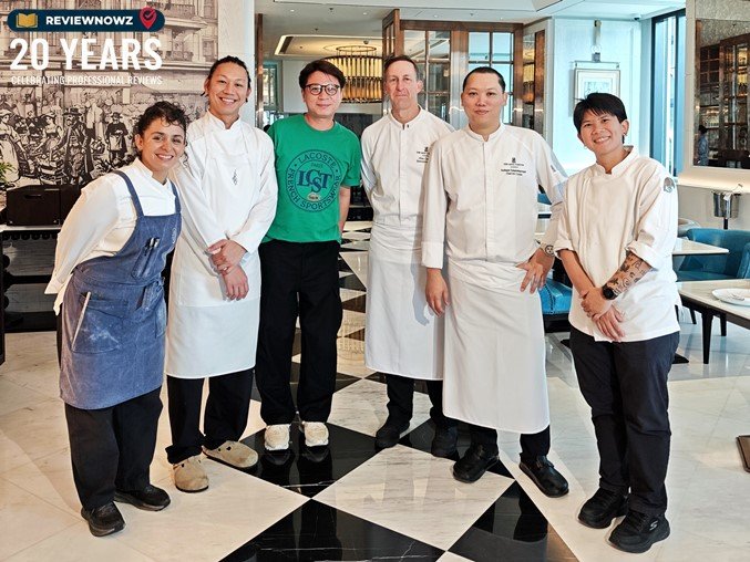 ภาพถ่ายที่ระลึกร่วมกับทีมเชฟผู้รังสรรค์เมนูพิเศษ Friends of Lily's นำโดยเชฟป๊อป Lily's Bangkok, เชฟเกรซ ร้านข้าวสารเสก, เชฟกาเบรียลา ร้าน Delia Bangkok และเชฟอู๋ ร้านอัคคี ในมื้อ Mother's Day Brunch ห้องอาหาร Lily's Bangkok - ReviewNowz