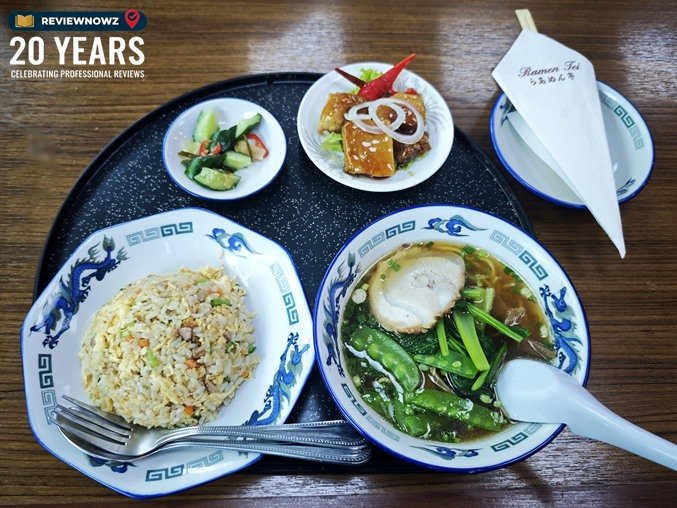 ชุดเซ็ตอาหาร Chahan และ Syoyu Ramen พร้อมข้าวผัด หมูอบ ผักดอง และเครื่องเคียงครบชุด บนถาดสีดำ ร้าน ราเมงเทอิ สาขาสุรวงศ์ (Ramen Tei Surawong) ReviewNowz