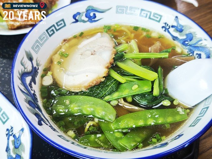 ชามราเมนญี่ปุ่นน้ำใสซุปรสซอสโชยุ เสิร์ฟพร้อมหมูอบชิ้นใหญ่ หน่อไม้ และผักหลากหลายชนิดในชามลายคราม ร้าน ราเมงเทอิ สาขาสุรวงศ์ (Ramen Tei Surawong) ReviewNowz