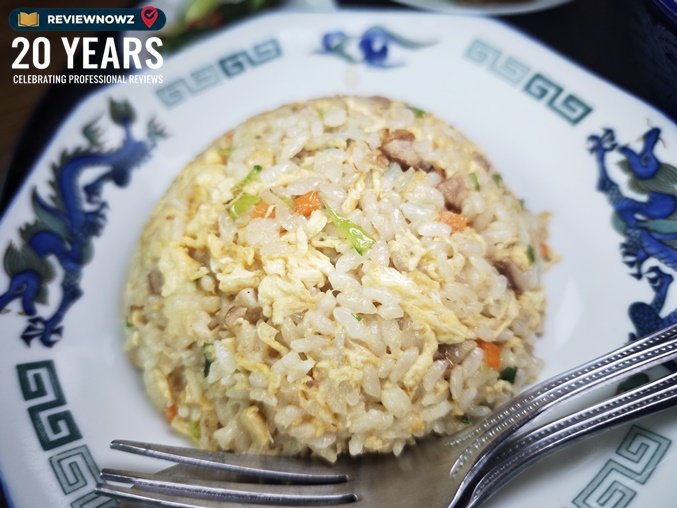ข้าวผัดหมูสไตล์ญี่ปุ่นเม็ดเรียงตัวสวยในจานลายครามพร้อมช้อนส้อม ร้าน ราเมงเทอิ สาขาสุรวงศ์ (Ramen Tei Surawong) ReviewNowz