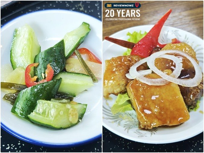 เครื่องเคียงผักดองและไก่ชิ้นหนาราดซอสรสกลมกล่อมในจานสีขาว ร้าน ราเมงเทอิ สาขาสุรวงศ์ (Ramen Tei Surawong) ReviewNowz