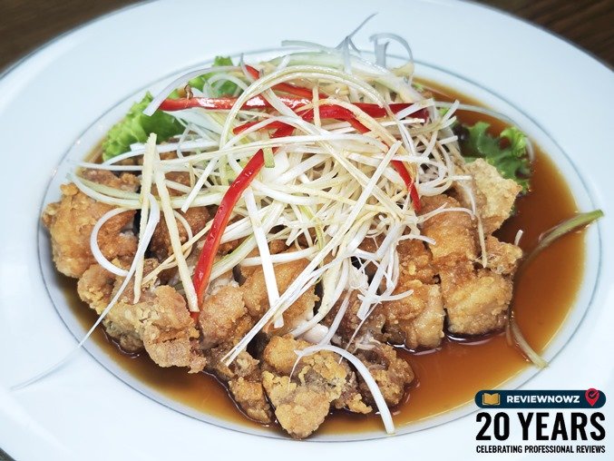 ไก่ทอดชิ้นใหญ่หนาสะใจราดน้ำซอสปรุงรสและโรยด้วยผักซอยในจานสีขาว ร้าน ราเมงเทอิ สาขาสุรวงศ์ (Ramen Tei Surawong) ReviewNowz