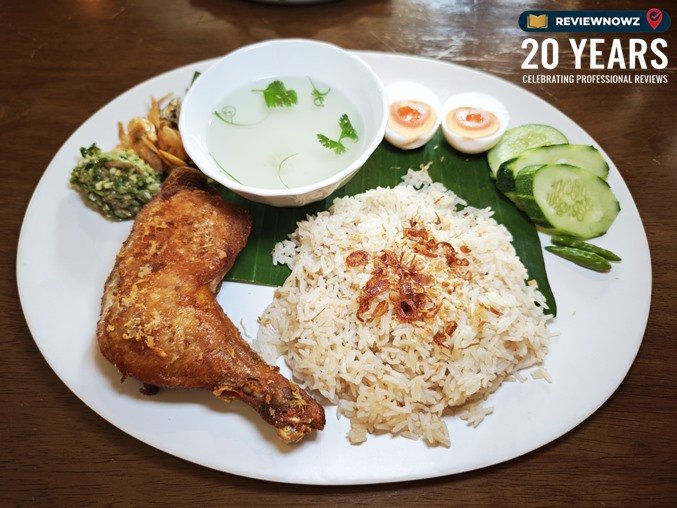 นาซิ เลอมัก อายัม โกเร็ง หรือ นาซิ เลอมัก ไก่ทอด เมนูยอดฮิตพร้อมเครื่องเคียงครบครัน จัดเสิร์ฟบนจานเซรามิกสีขาว ร้าน แกงจริงใจ เชียงใหม่ ReviewNowz